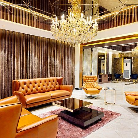 The Pentouz On 100 Feet Road Indiranagar - An Urban Luxury Retreat Lejlighed Bangalore Eksteriør billede