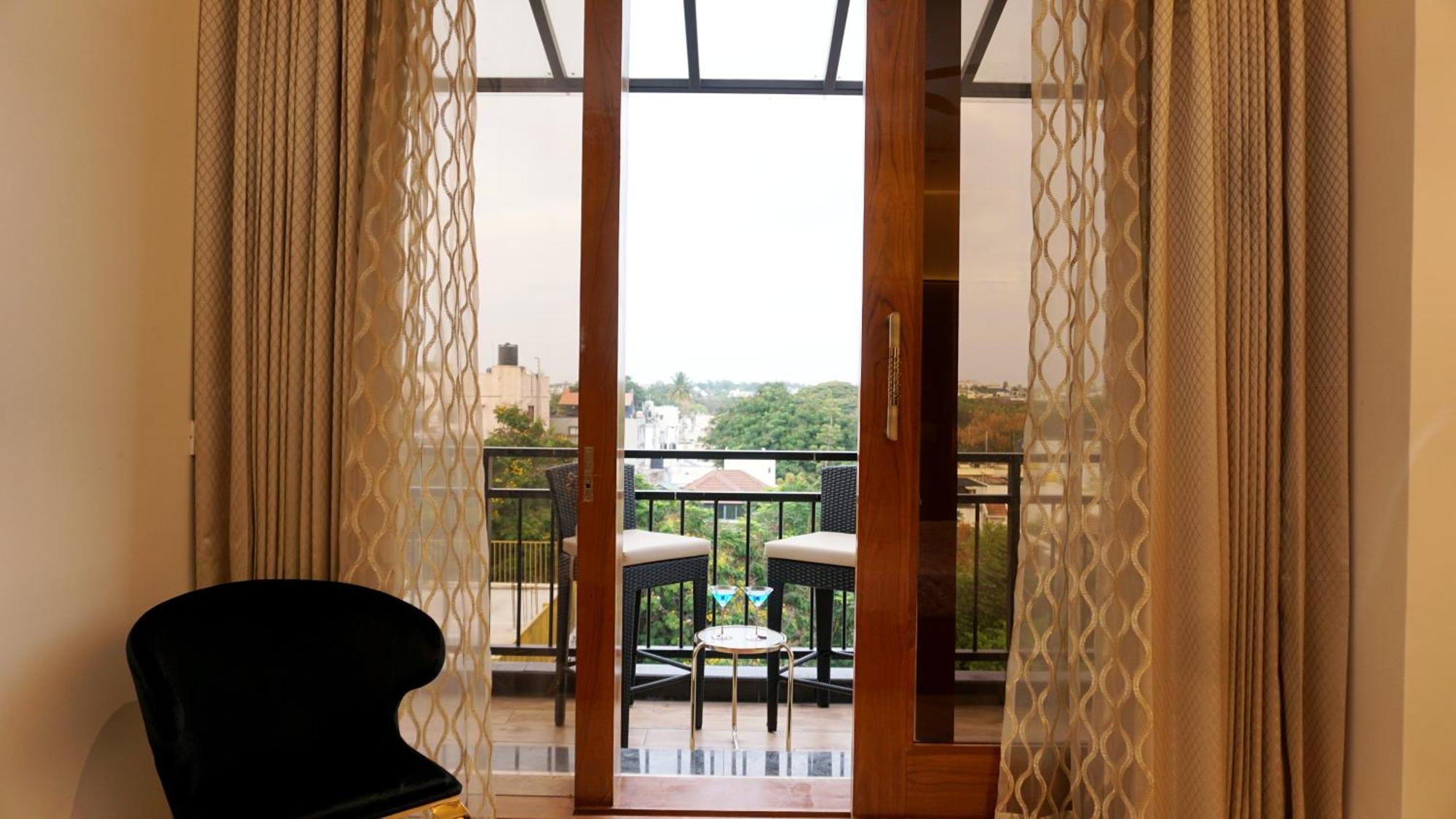 The Pentouz On 100 Feet Road Indiranagar - An Urban Luxury Retreat Lejlighed Bangalore Eksteriør billede