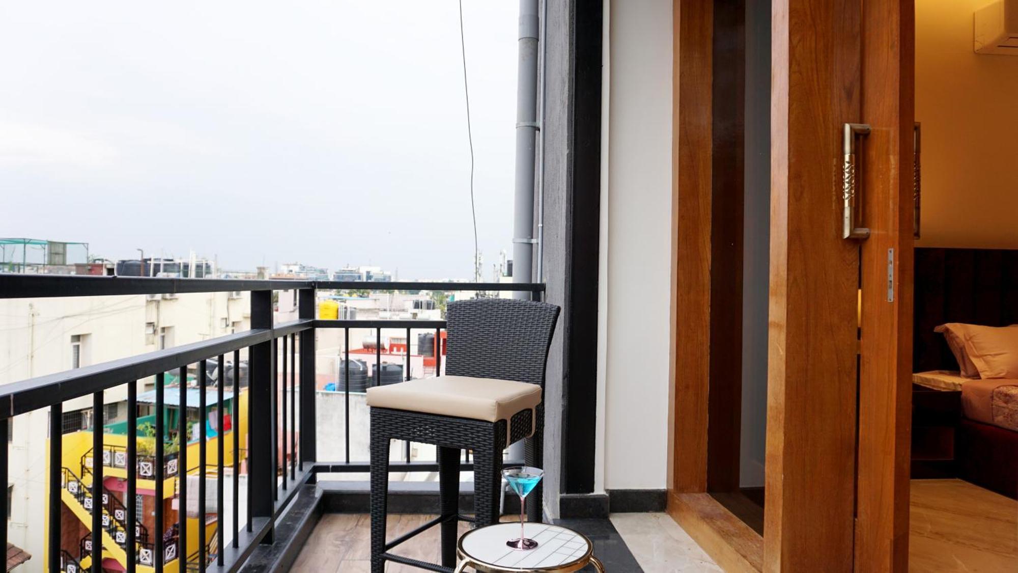 The Pentouz On 100 Feet Road Indiranagar - An Urban Luxury Retreat Lejlighed Bangalore Eksteriør billede