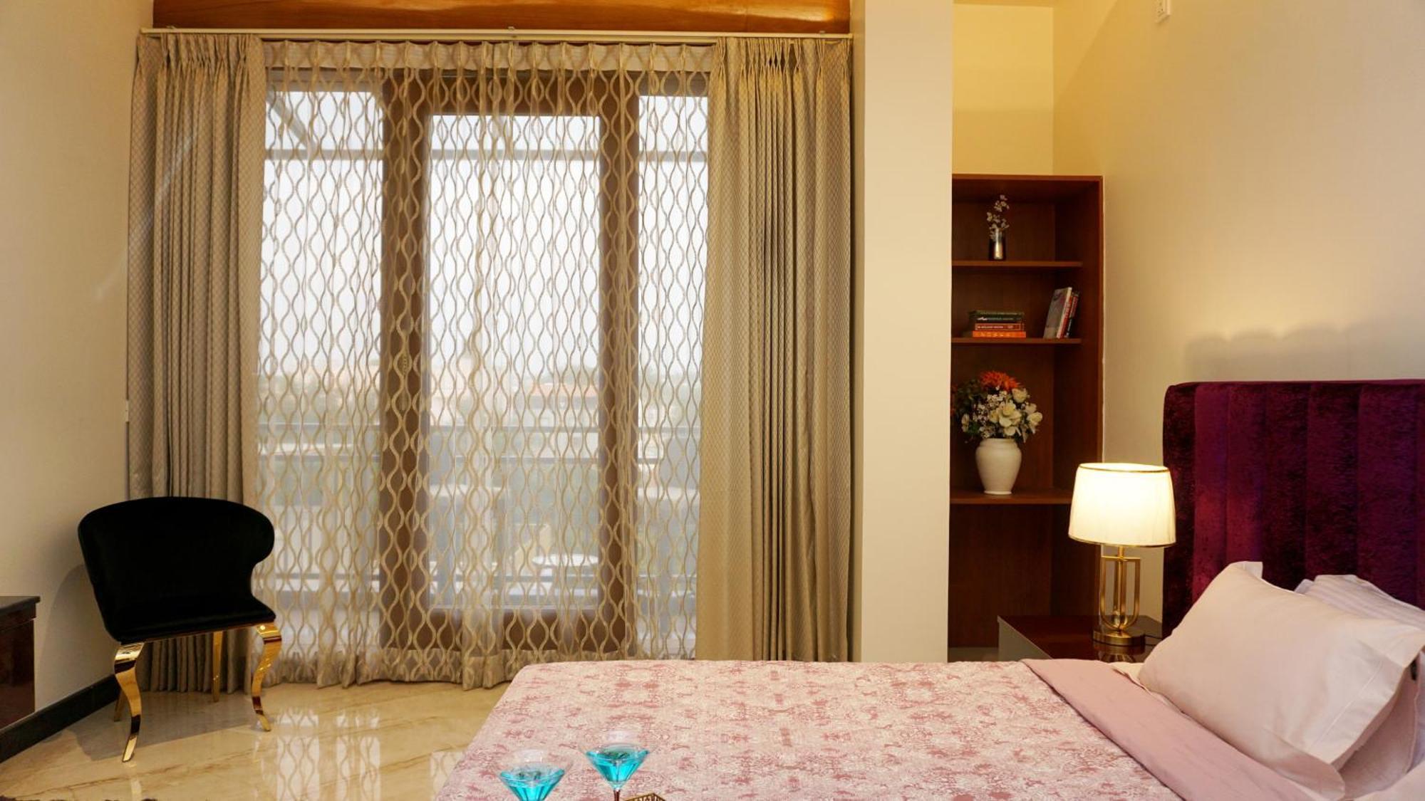 The Pentouz On 100 Feet Road Indiranagar - An Urban Luxury Retreat Lejlighed Bangalore Eksteriør billede