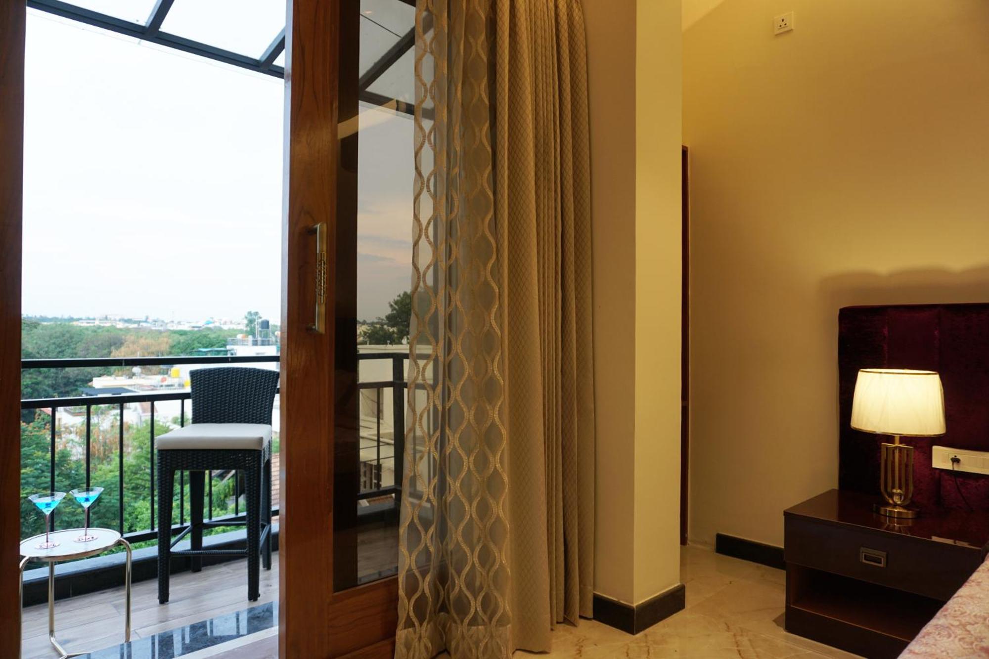 The Pentouz On 100 Feet Road Indiranagar - An Urban Luxury Retreat Lejlighed Bangalore Eksteriør billede