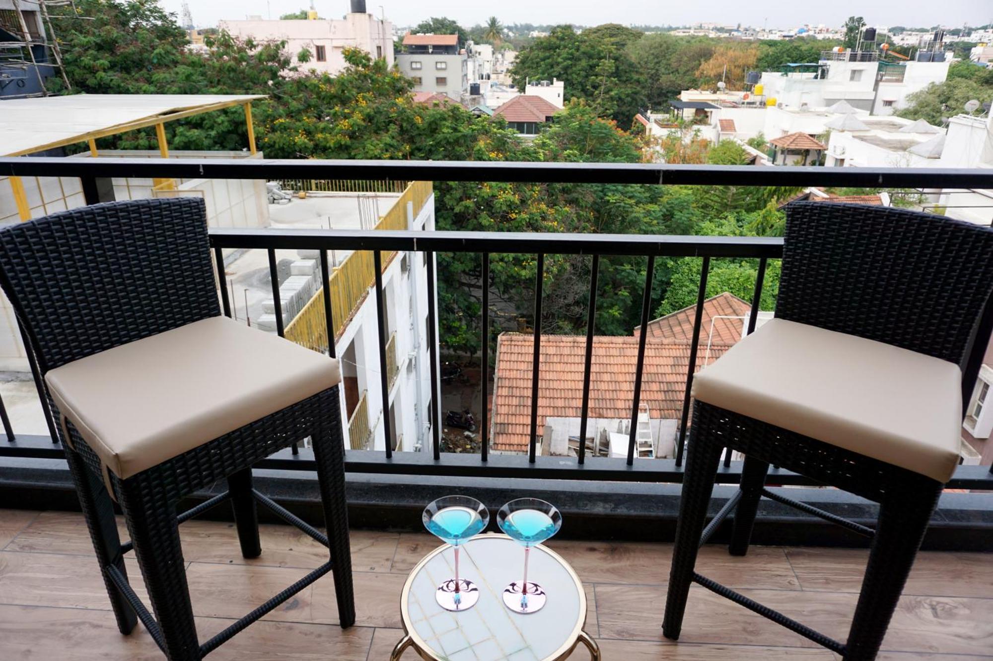 The Pentouz On 100 Feet Road Indiranagar - An Urban Luxury Retreat Lejlighed Bangalore Eksteriør billede
