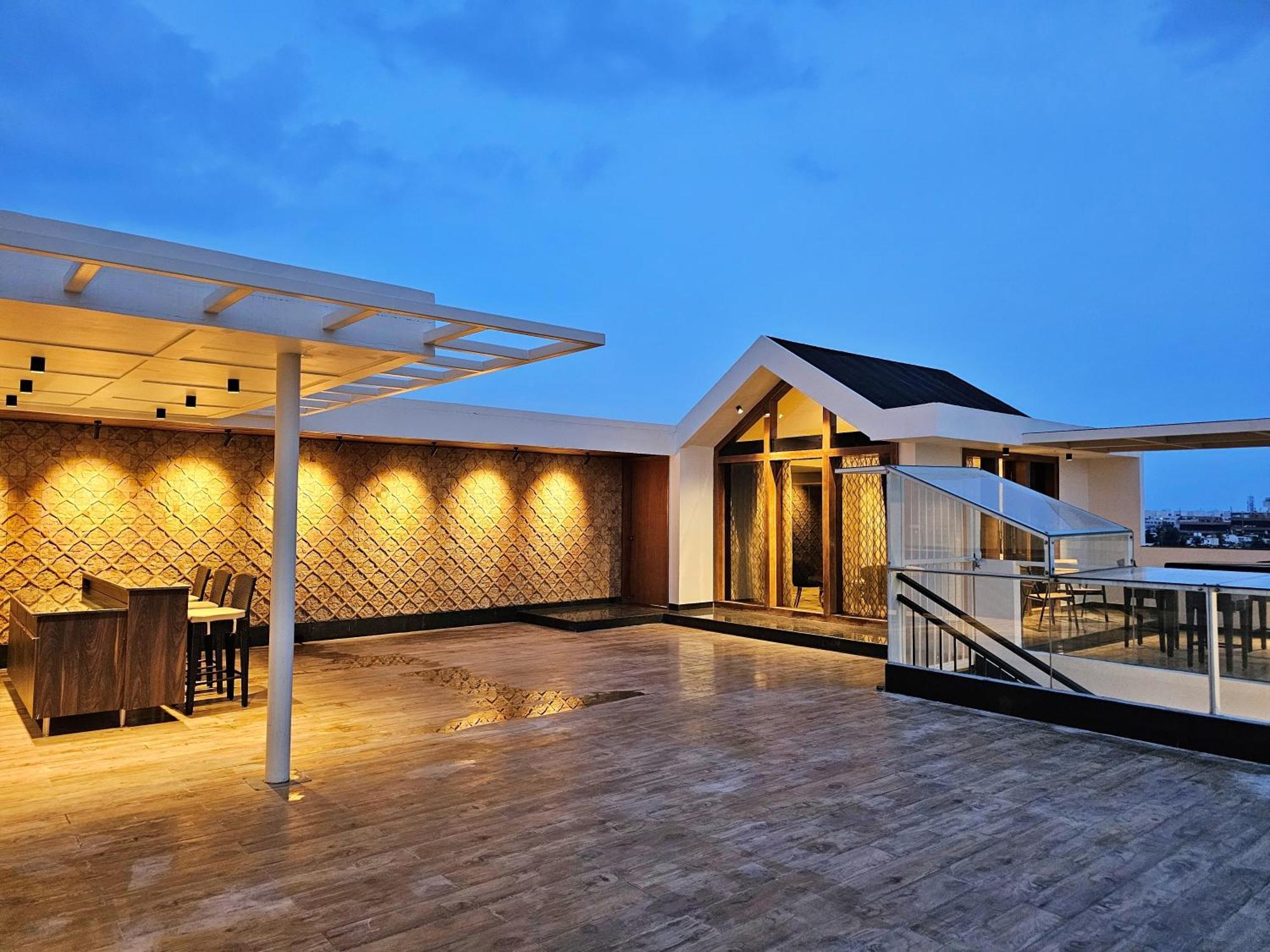 The Pentouz On 100 Feet Road Indiranagar - An Urban Luxury Retreat Lejlighed Bangalore Eksteriør billede