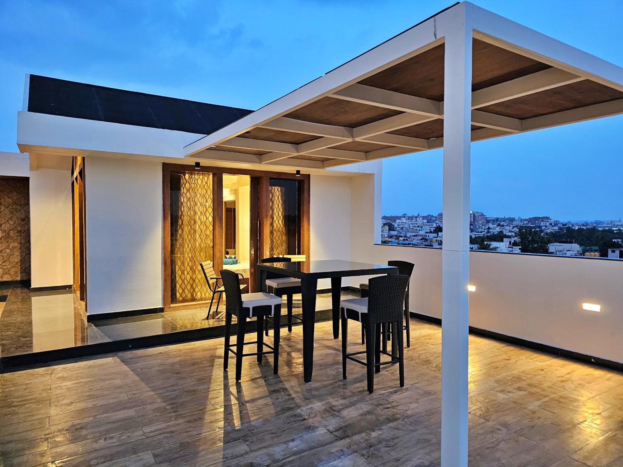 The Pentouz On 100 Feet Road Indiranagar - An Urban Luxury Retreat Lejlighed Bangalore Eksteriør billede