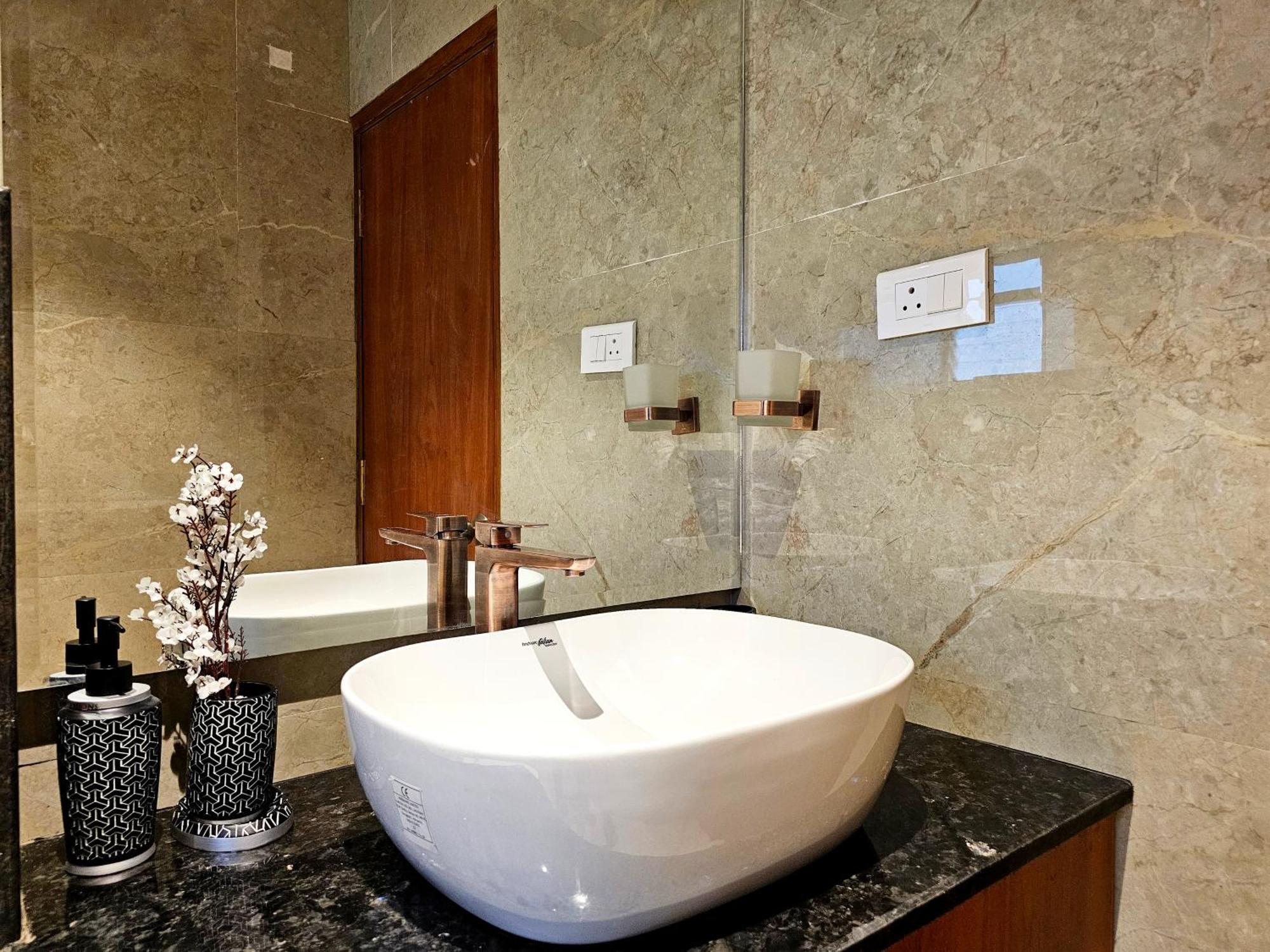 The Pentouz On 100 Feet Road Indiranagar - An Urban Luxury Retreat Lejlighed Bangalore Eksteriør billede