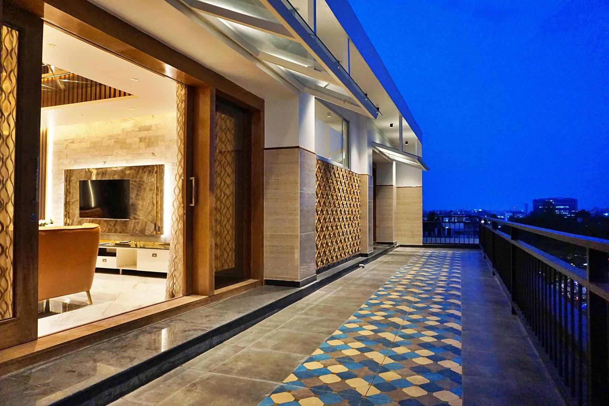 The Pentouz On 100 Feet Road Indiranagar - An Urban Luxury Retreat Lejlighed Bangalore Eksteriør billede