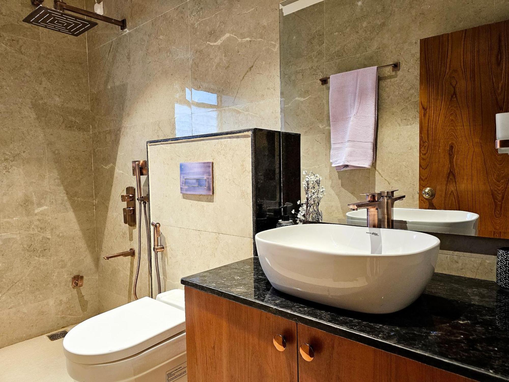 The Pentouz On 100 Feet Road Indiranagar - An Urban Luxury Retreat Lejlighed Bangalore Eksteriør billede