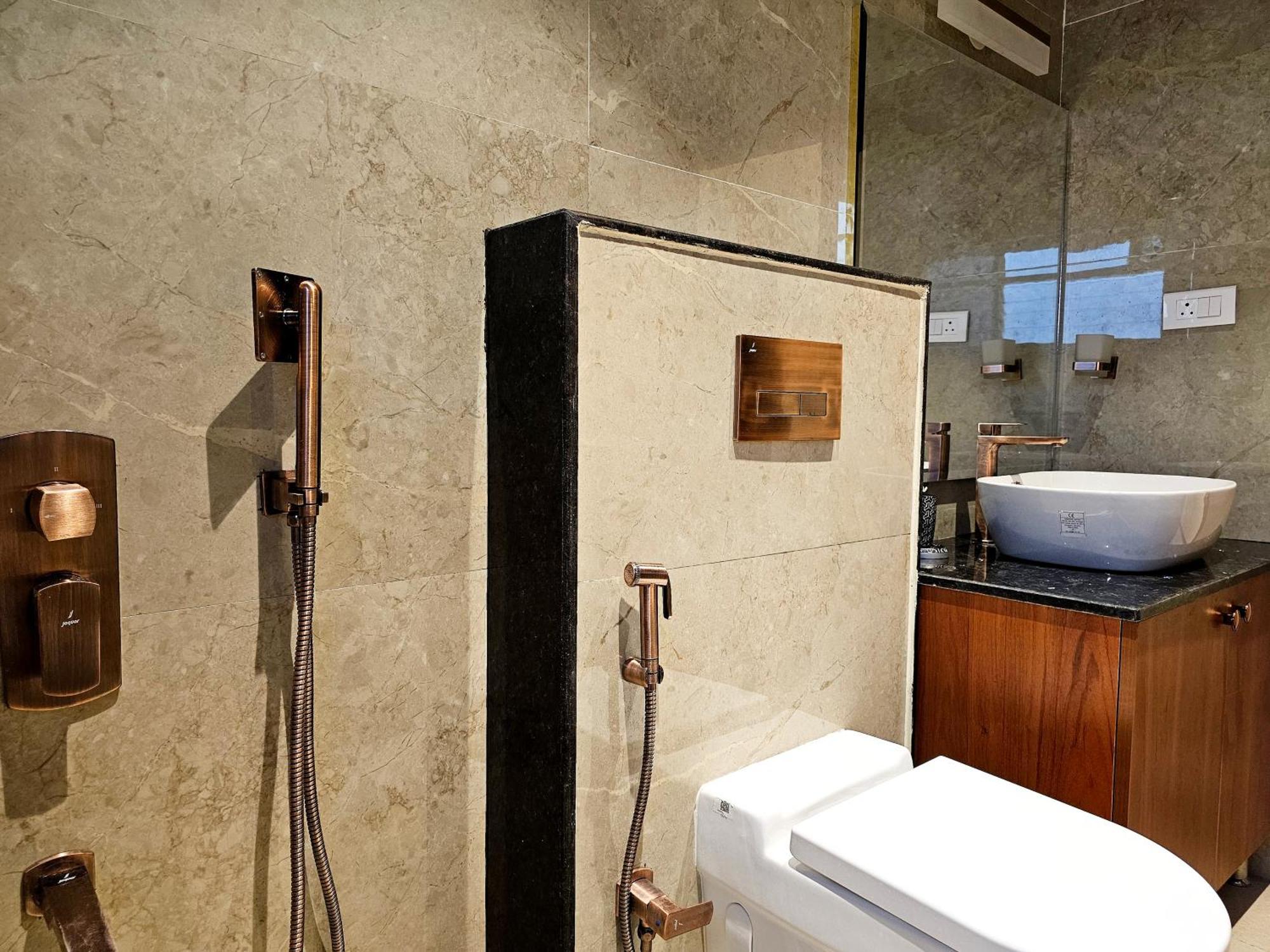 The Pentouz On 100 Feet Road Indiranagar - An Urban Luxury Retreat Lejlighed Bangalore Eksteriør billede